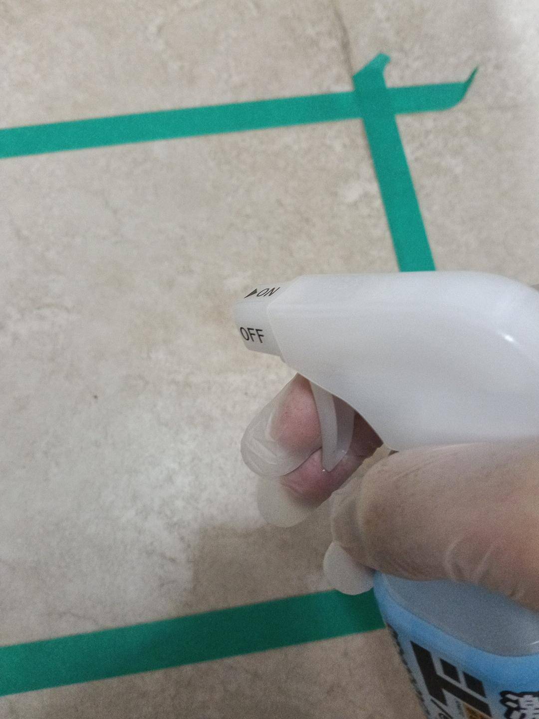 床にアルカリ電解水を吹きかけているところ