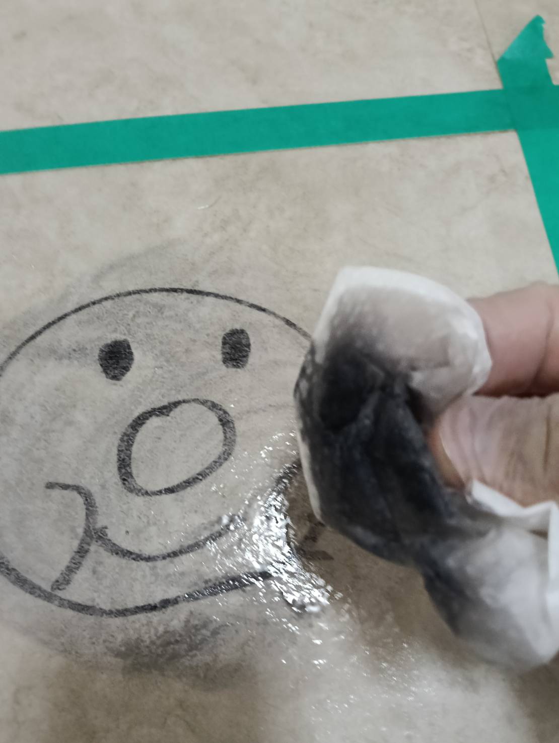 油性マジックの黒いインクがキッチンペーパーへ移っている様子