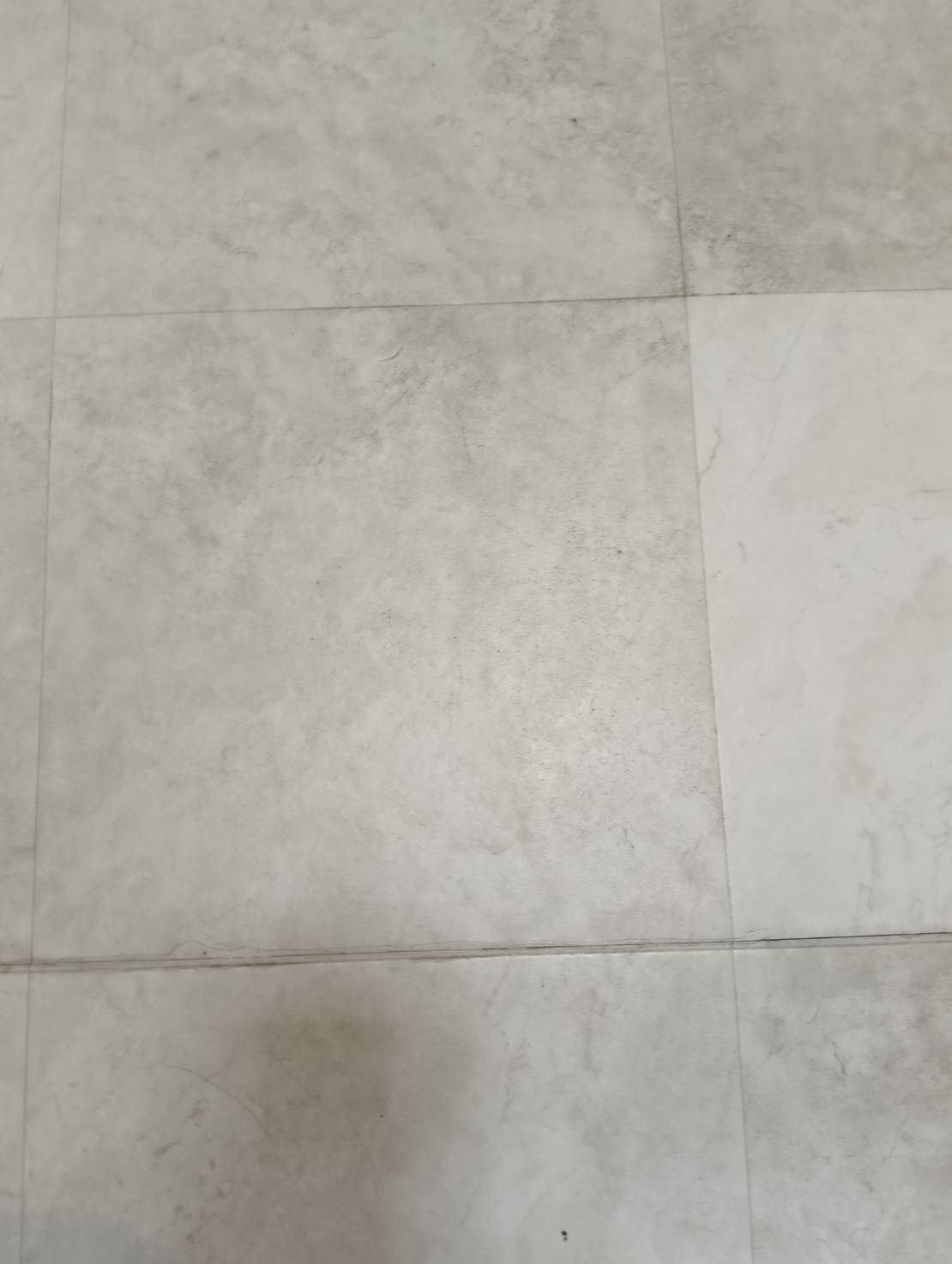 油性マジックで落書きをする前の床