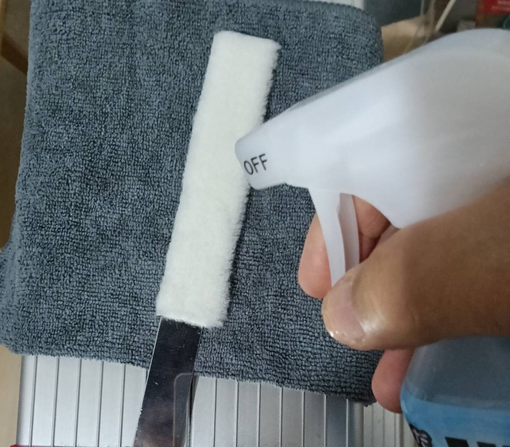 塗装用ベンダーにアルカリ電解水を吹き付けている様子