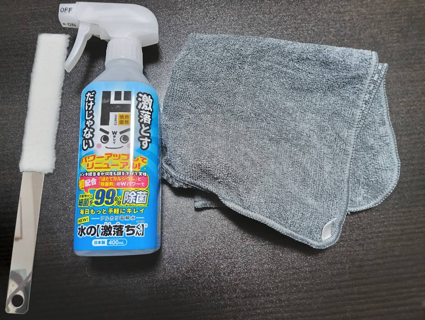 エアコン吹き出し口掃除に使った塗装用ベンダーとアルカリ電解水とクロス