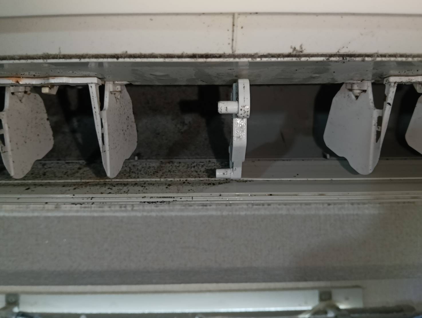 塗装用ベンダーで掃除したエアコン吹き出し口の比較写真