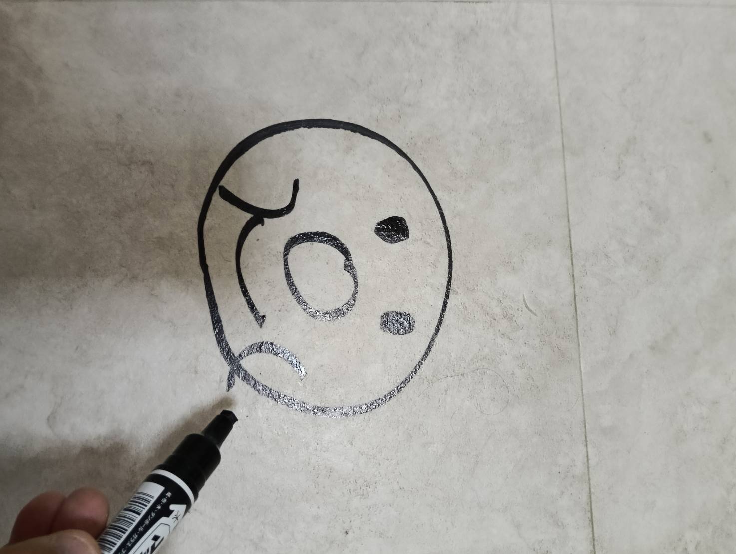 床に油性マジックで落書きをした状態